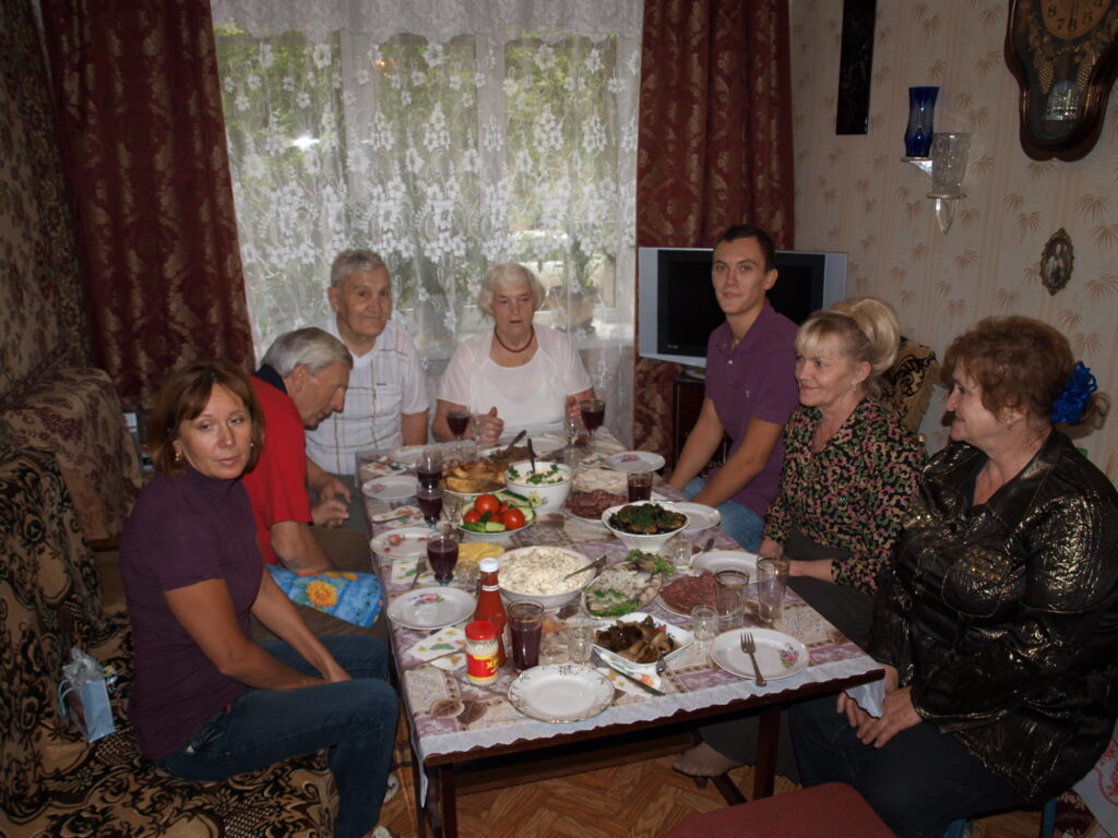 Вся семья за праздничным столом