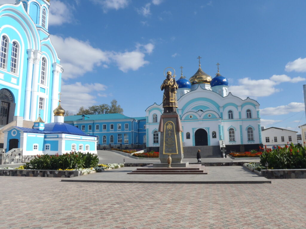 Задонский монастырь: собор и памятник на площади