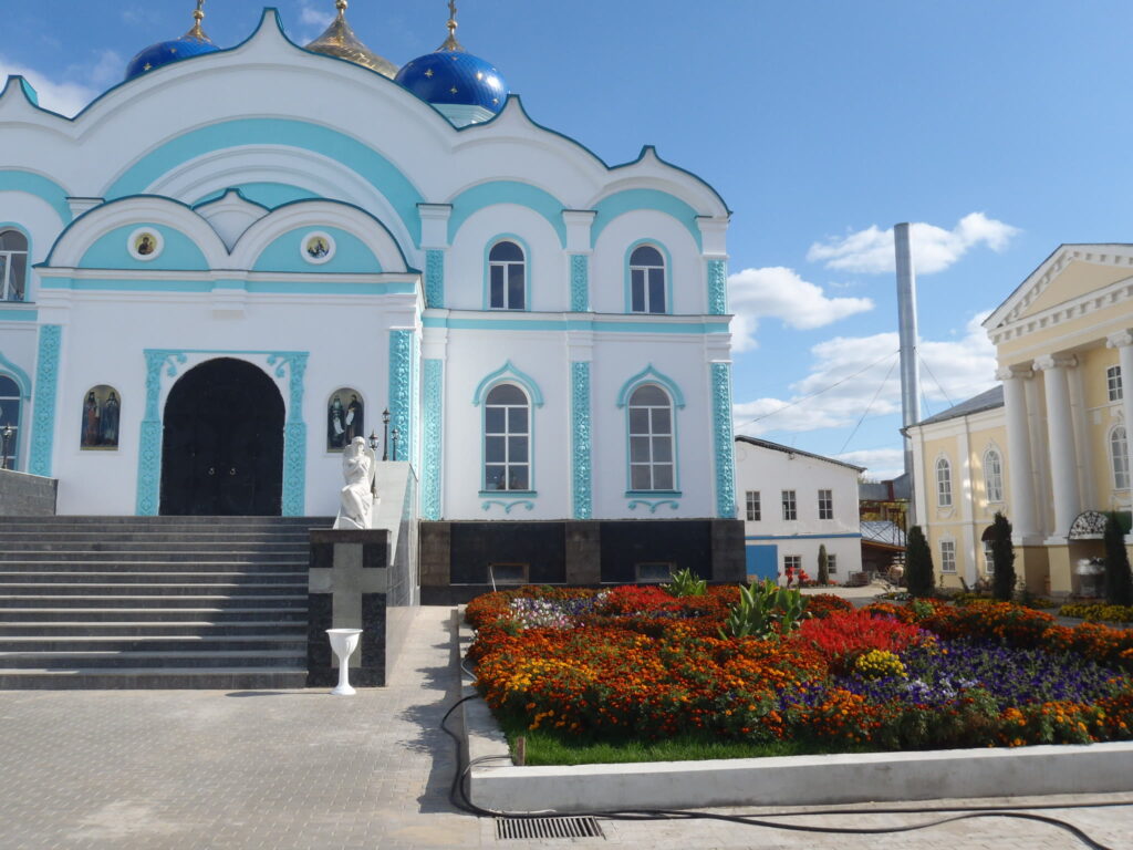Задонский монастырь: вход в собор