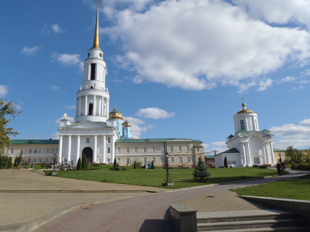 Задонский монастырь: колокольня и храмы
