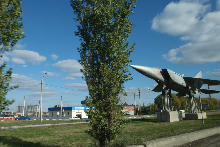 Памятник самолёту на дороге, поездка в Ростов-на-Дону, октябрь 2010