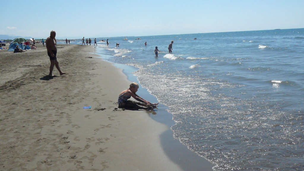 День Ульцинь — Петровац: песчаный пляж, ребёнок у кромки воды
