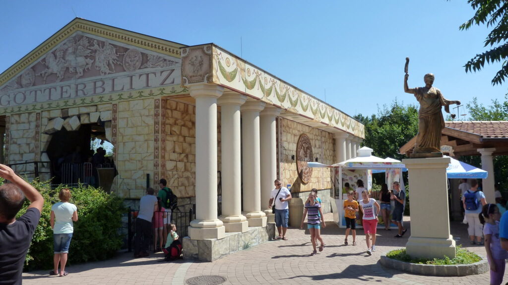 Family Park: здание с колоннами и статуя