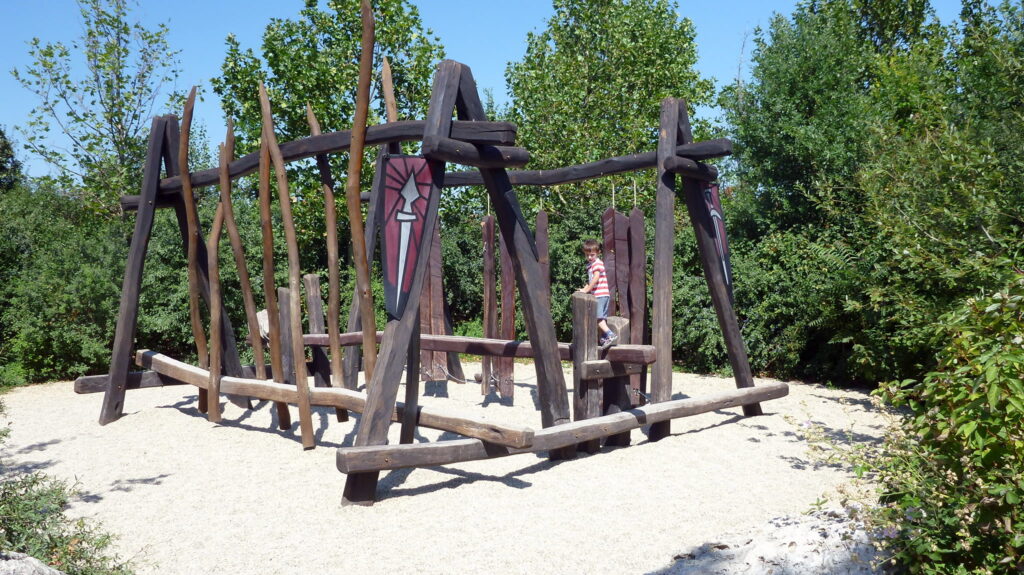 Family Park: деревянные постройки