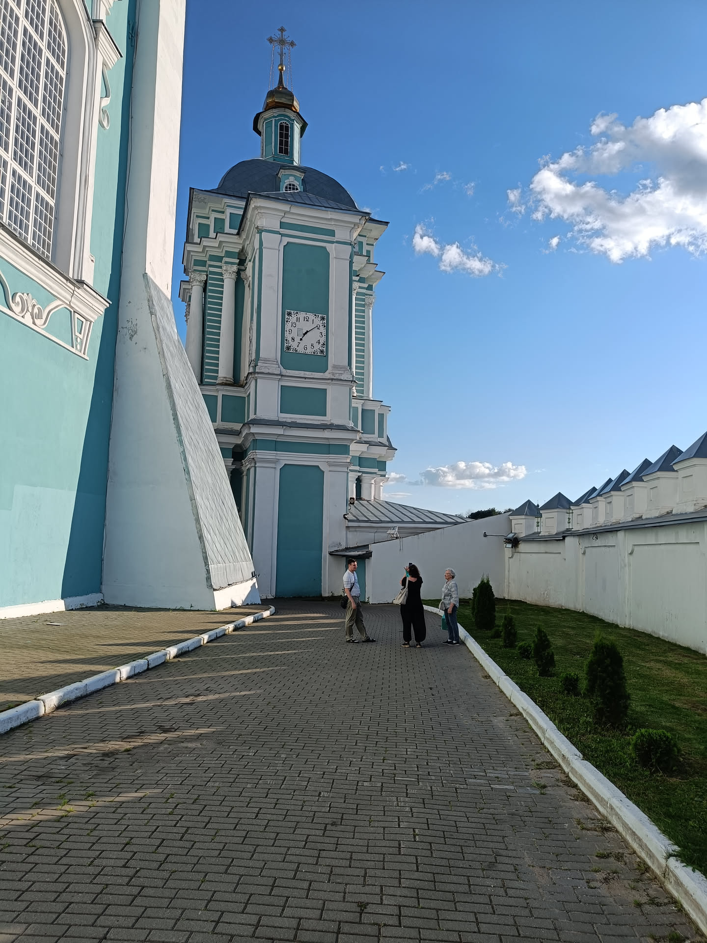 У стен Успенского собора в Смоленске в первый день поездки