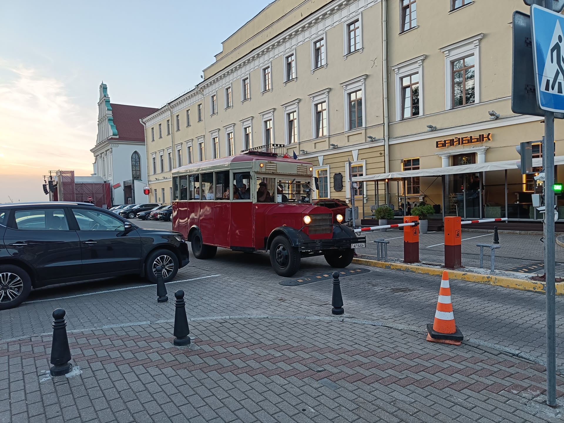 Красный ретро-автобус на площади Свободы в Минске