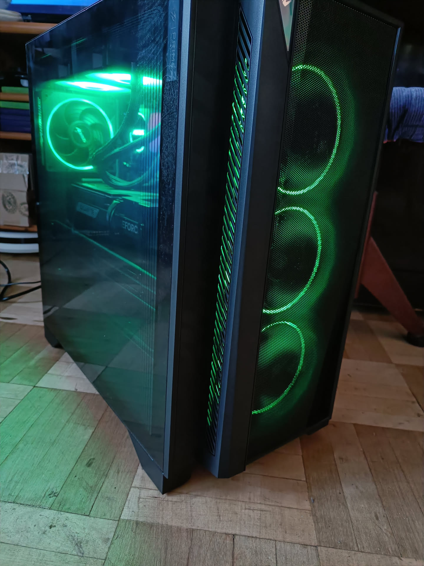Собранный AORUS PRIME 5: стекло, зелёная подсветка, три фронтальных вентилятора
