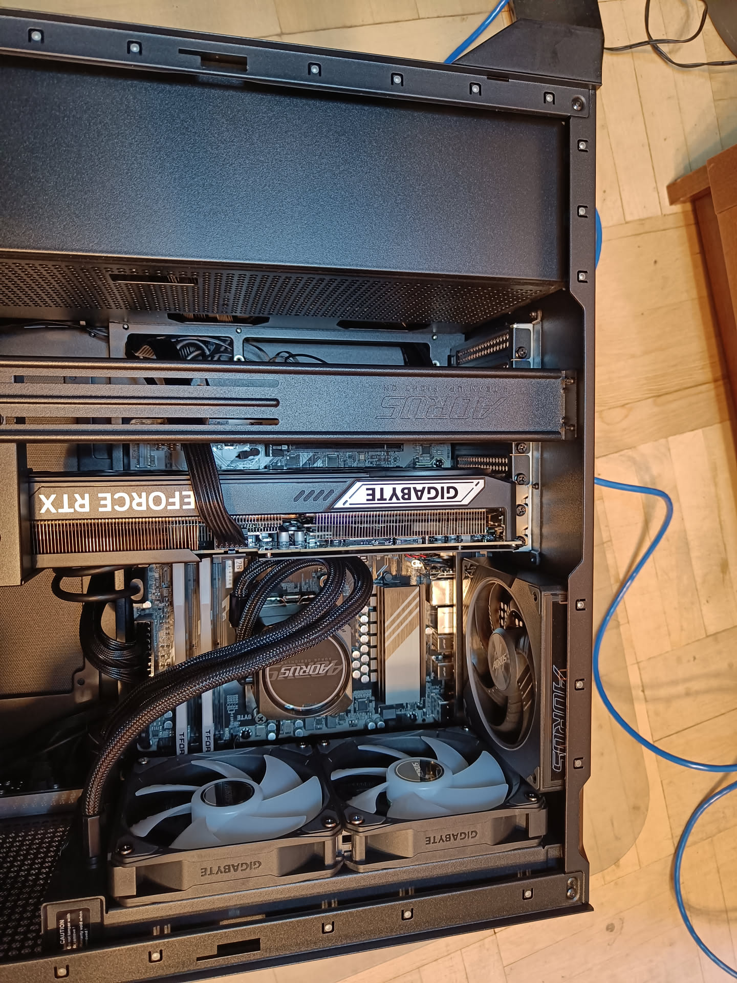 Помпа СЖО AORUS и видеокарта RTX 5080 внутри AORUS PRIME 5